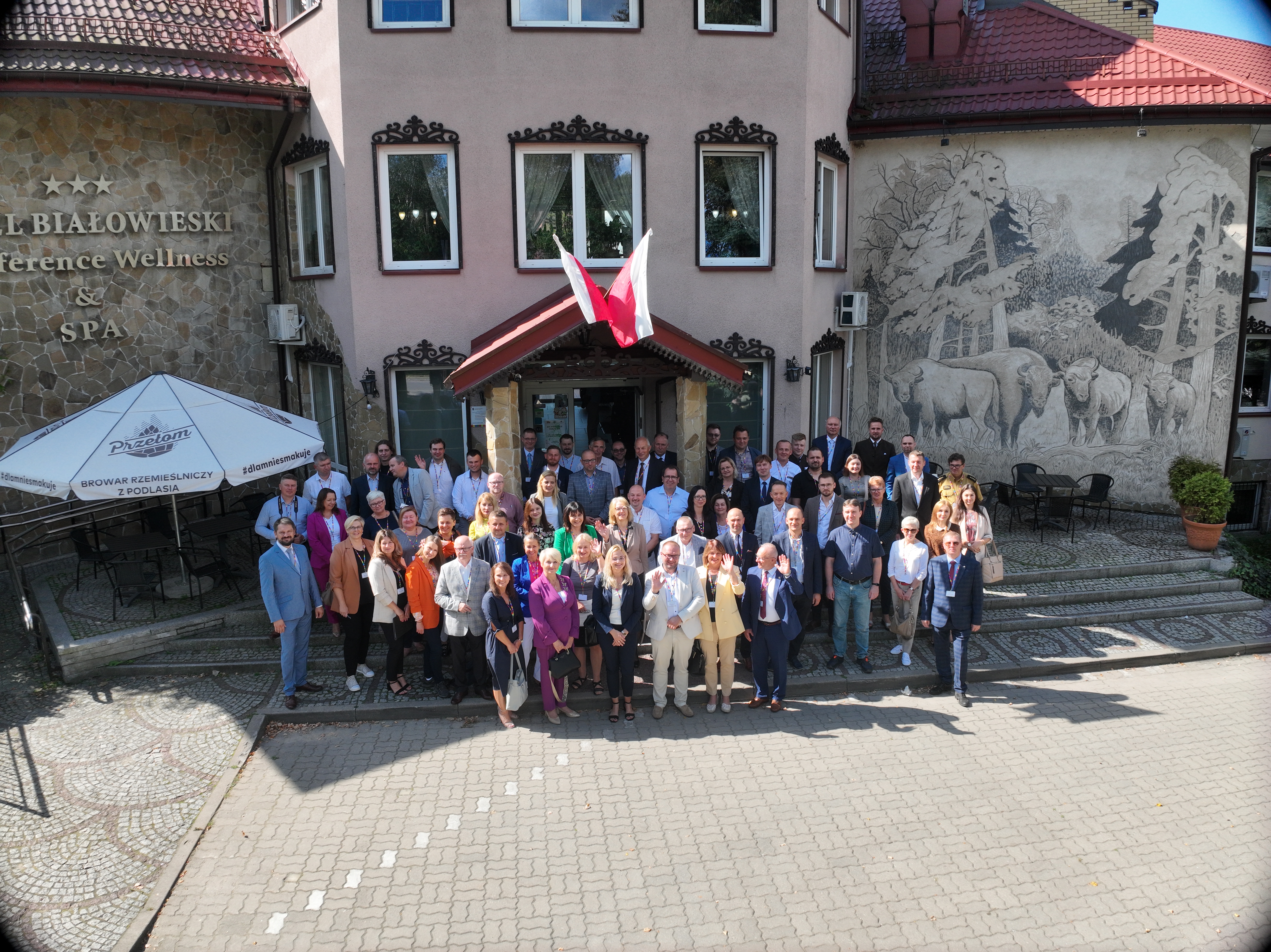 Zdjęcie grupowe przed hotelem Białowieskim uczestników konferencji.