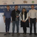 Zdjęcie uczestników GIS na tle ścianki forum GIS