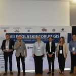 Zdjęcie uczestników GIS na tle ścianki forum GIS